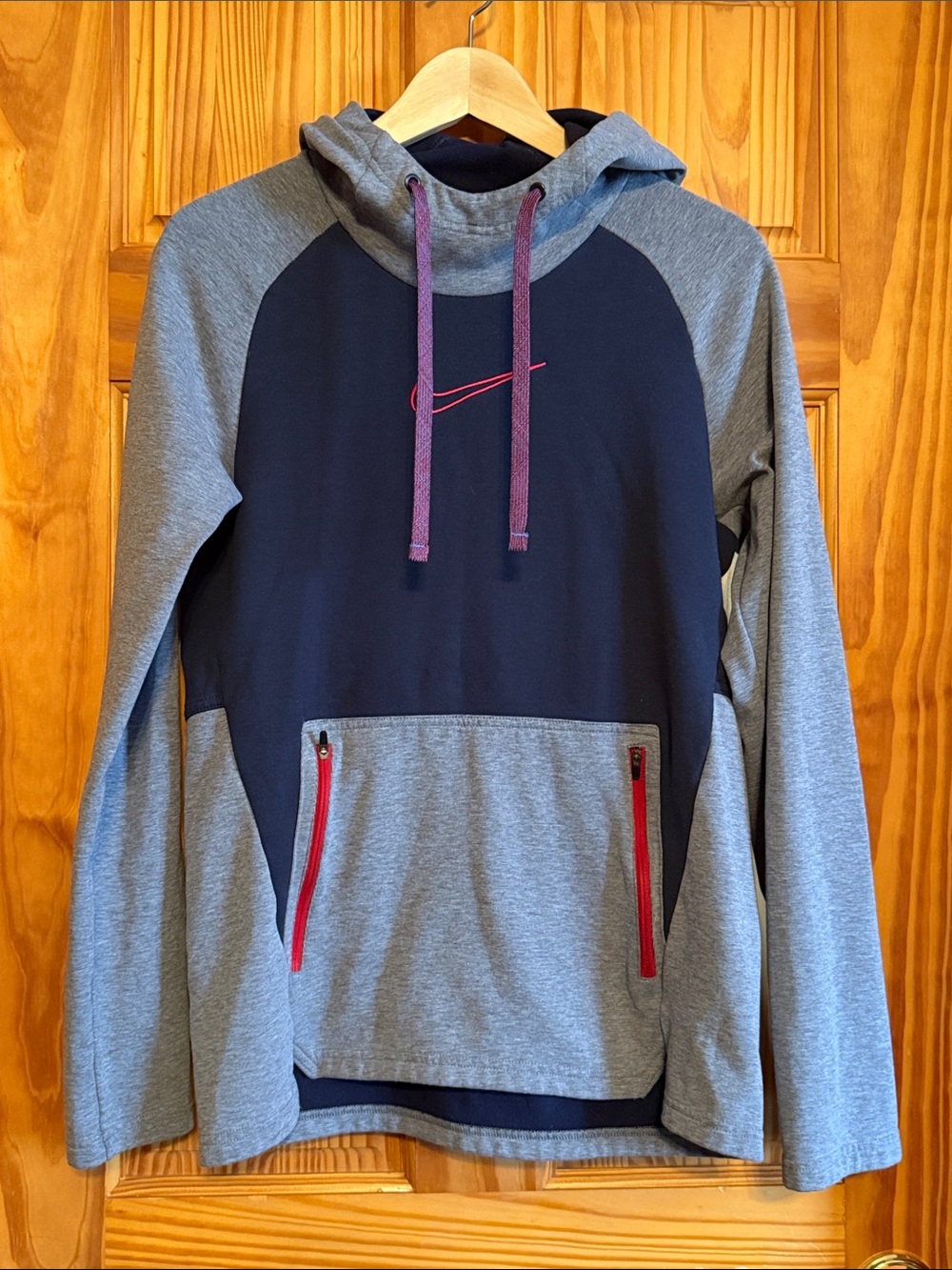 Nike Women’s Therma-fit Crewneck Pullover Hoodie — Navy, Gray & Red Accents